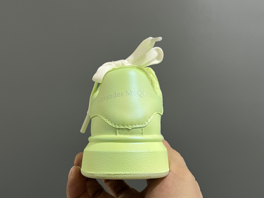 图片[7]-麦昆新款卡通魔术贴儿童板鞋 尺码：26-37码 精致可爱的小熊🐻挂件 经典麦昆款式❤️ 魔术贴设计，穿脱超级方便✌🏻 橡胶耐磨防滑大底✔️-选品中心