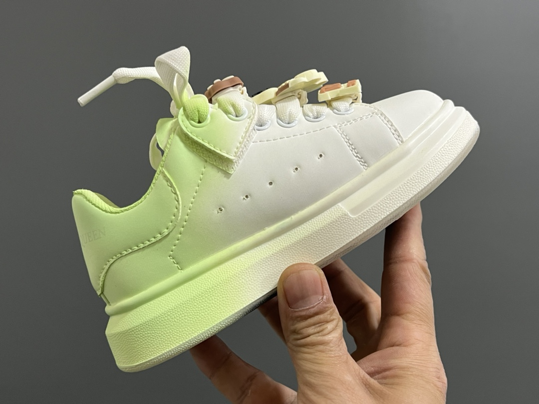 图片[6]-麦昆新款卡通魔术贴儿童板鞋 尺码：26-37码 精致可爱的小熊🐻挂件 经典麦昆款式❤️ 魔术贴设计，穿脱超级方便✌🏻 橡胶耐磨防滑大底✔️-选品中心