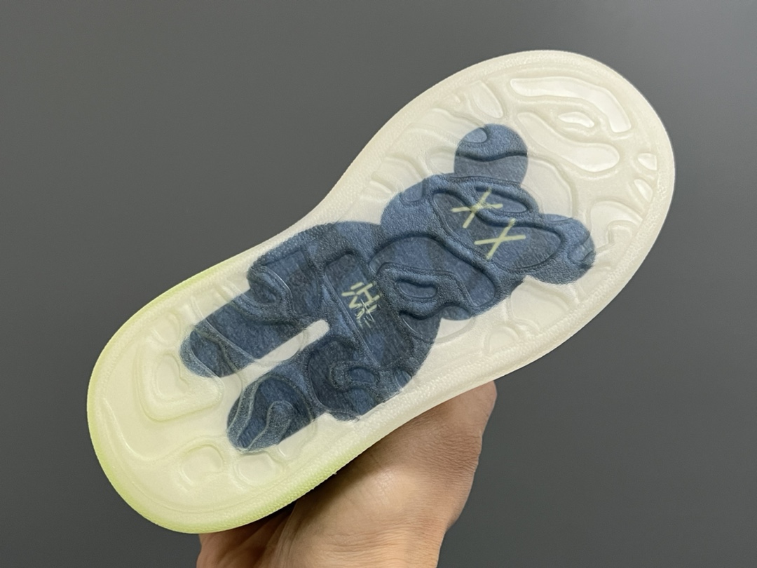 图片[5]-麦昆新款卡通魔术贴儿童板鞋 尺码：26-37码 精致可爱的小熊🐻挂件 经典麦昆款式❤️ 魔术贴设计，穿脱超级方便✌🏻 橡胶耐磨防滑大底✔️-选品中心