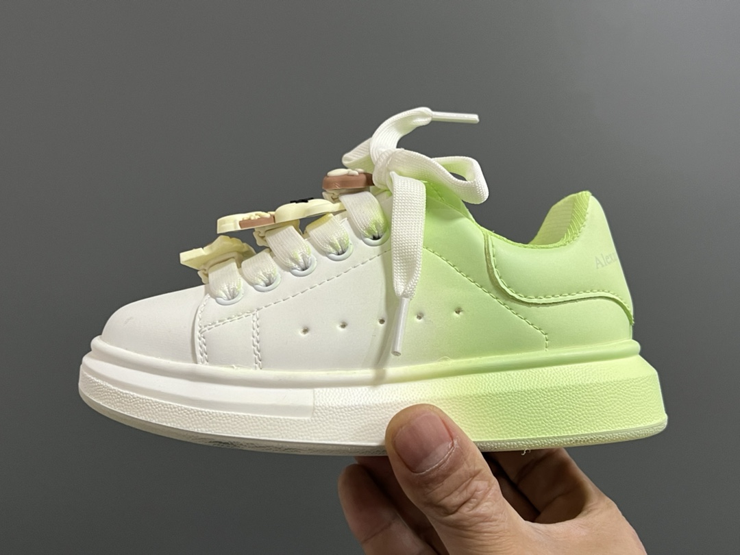 图片[4]-麦昆新款卡通魔术贴儿童板鞋 尺码：26-37码 精致可爱的小熊🐻挂件 经典麦昆款式❤️ 魔术贴设计，穿脱超级方便✌🏻 橡胶耐磨防滑大底✔️-选品中心