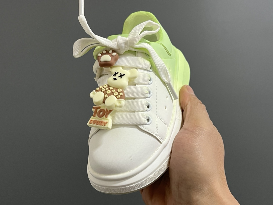 图片[3]-麦昆新款卡通魔术贴儿童板鞋 尺码：26-37码 精致可爱的小熊🐻挂件 经典麦昆款式❤️ 魔术贴设计，穿脱超级方便✌🏻 橡胶耐磨防滑大底✔️-选品中心