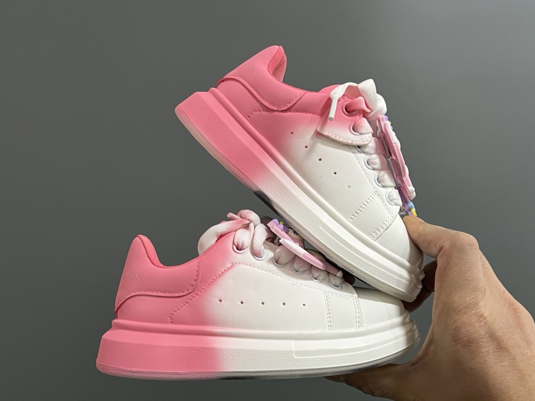 图片[9]-麦昆新款卡通魔术贴儿童板鞋 尺码：26-37码 精致可爱的小熊🐻挂件 经典麦昆款式❤️ 魔术贴设计，穿脱超级方便✌🏻 橡胶耐磨防滑大底✔️-选品中心