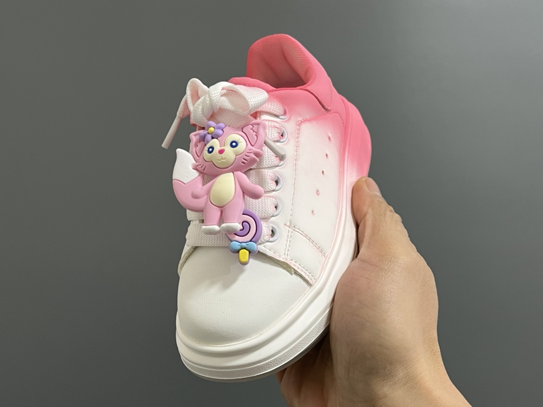 图片[3]-麦昆新款卡通魔术贴儿童板鞋 尺码：26-37码 精致可爱的小熊🐻挂件 经典麦昆款式❤️ 魔术贴设计，穿脱超级方便✌🏻 橡胶耐磨防滑大底✔️-选品中心