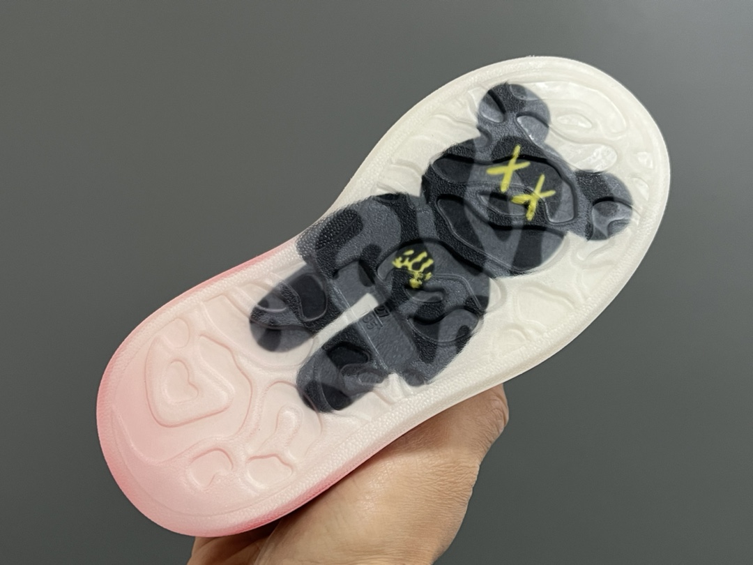 图片[5]-麦昆新款卡通魔术贴儿童板鞋 尺码：26-37码 精致可爱的小熊🐻挂件 经典麦昆款式❤️ 魔术贴设计，穿脱超级方便✌🏻 橡胶耐磨防滑大底✔️-选品中心