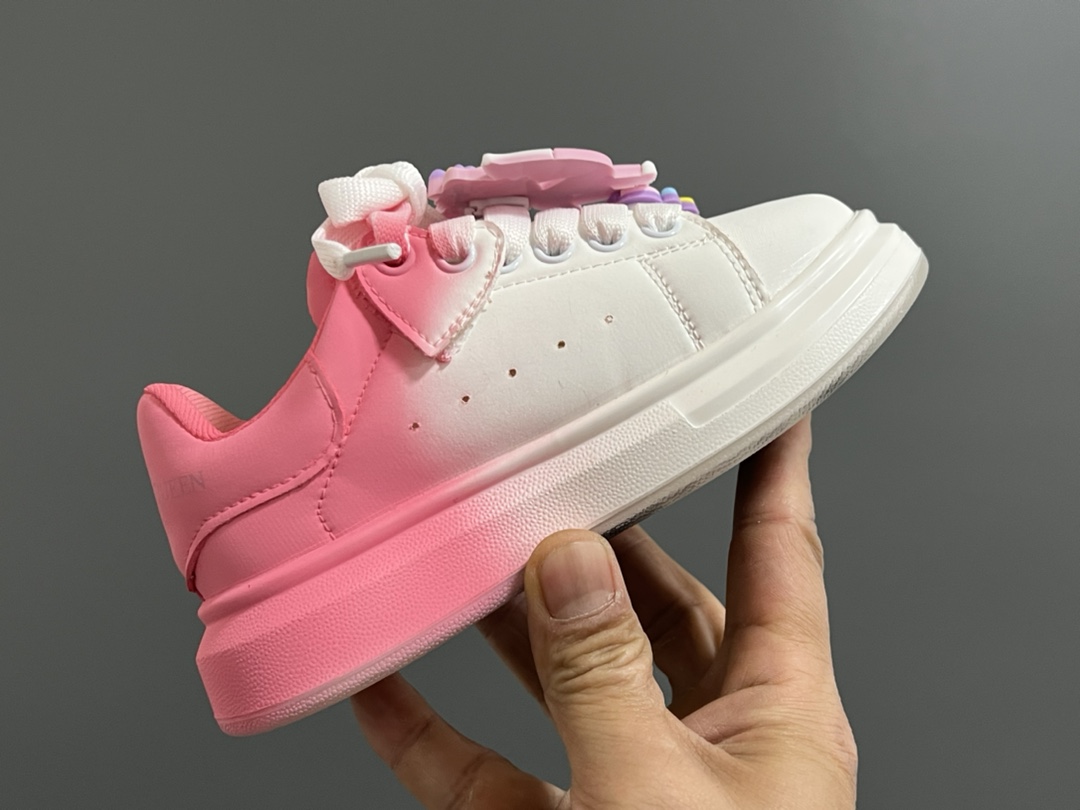 图片[6]-麦昆新款卡通魔术贴儿童板鞋 尺码：26-37码 精致可爱的小熊🐻挂件 经典麦昆款式❤️ 魔术贴设计，穿脱超级方便✌🏻 橡胶耐磨防滑大底✔️-选品中心