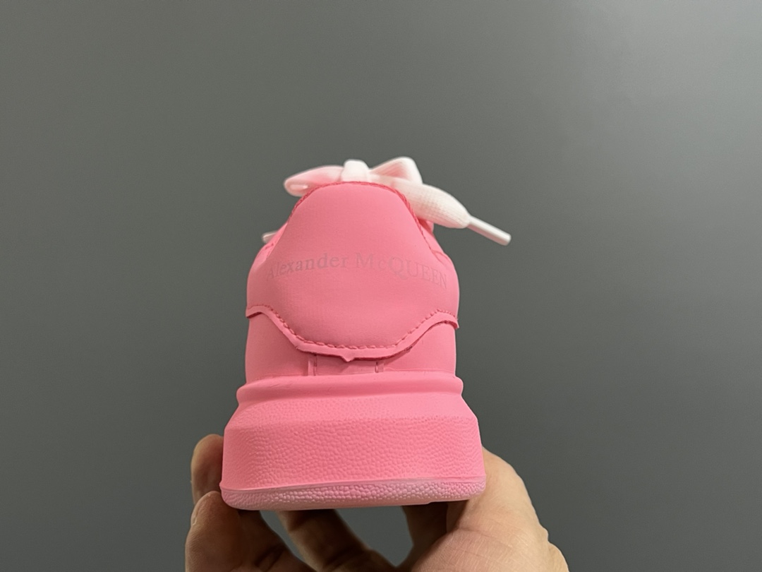 图片[7]-麦昆新款卡通魔术贴儿童板鞋 尺码：26-37码 精致可爱的小熊🐻挂件 经典麦昆款式❤️ 魔术贴设计，穿脱超级方便✌🏻 橡胶耐磨防滑大底✔️-选品中心