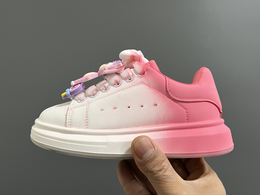 图片[4]-麦昆新款卡通魔术贴儿童板鞋 尺码：26-37码 精致可爱的小熊🐻挂件 经典麦昆款式❤️ 魔术贴设计，穿脱超级方便✌🏻 橡胶耐磨防滑大底✔️-选品中心