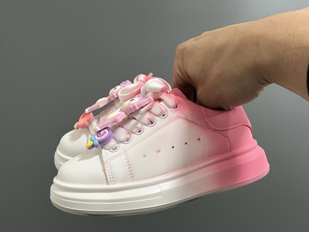 图片[2]-麦昆新款卡通魔术贴儿童板鞋 尺码：26-37码 精致可爱的小熊🐻挂件 经典麦昆款式❤️ 魔术贴设计，穿脱超级方便✌🏻 橡胶耐磨防滑大底✔️-选品中心