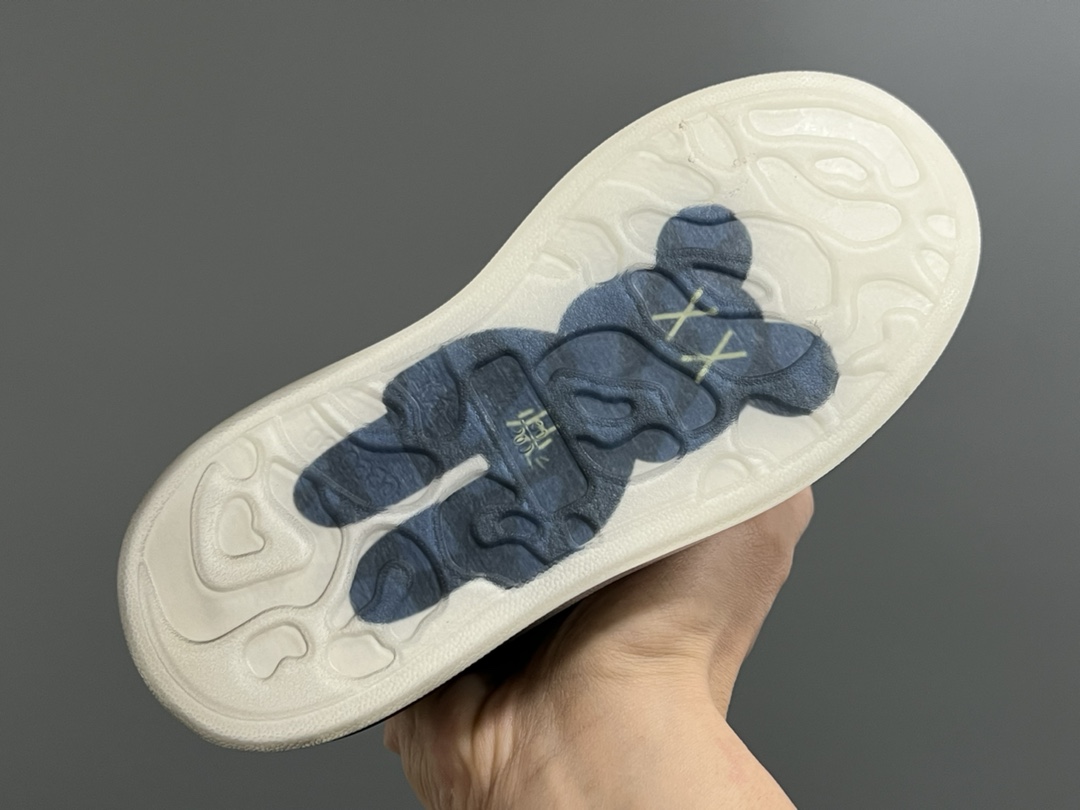 图片[5]-麦昆新款卡通魔术贴儿童板鞋 尺码：26-37码 精致可爱的小熊🐻挂件 经典麦昆款式❤️ 魔术贴设计，穿脱超级方便✌🏻 橡胶耐磨防滑大底✔️-选品中心