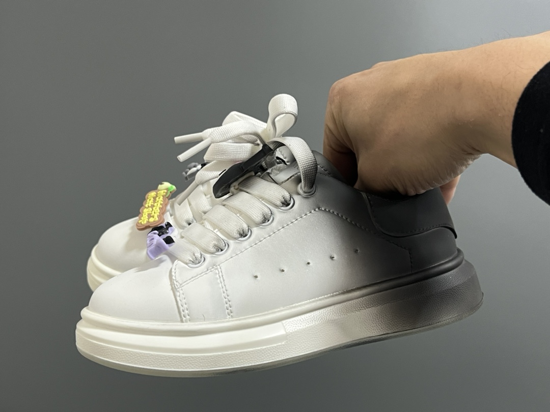 图片[2]-麦昆新款卡通魔术贴儿童板鞋 尺码：26-37码 精致可爱的小熊🐻挂件 经典麦昆款式❤️ 魔术贴设计，穿脱超级方便✌🏻 橡胶耐磨防滑大底✔️-选品中心