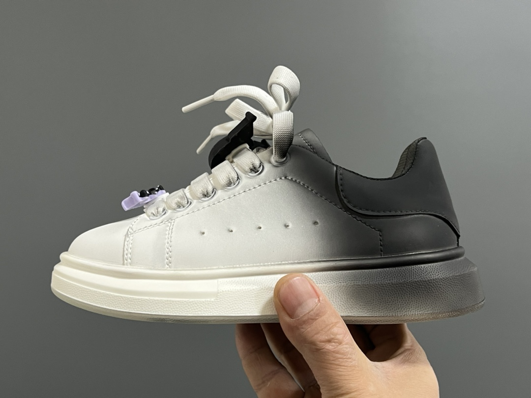 图片[4]-麦昆新款卡通魔术贴儿童板鞋 尺码：26-37码 精致可爱的小熊🐻挂件 经典麦昆款式❤️ 魔术贴设计，穿脱超级方便✌🏻 橡胶耐磨防滑大底✔️-选品中心