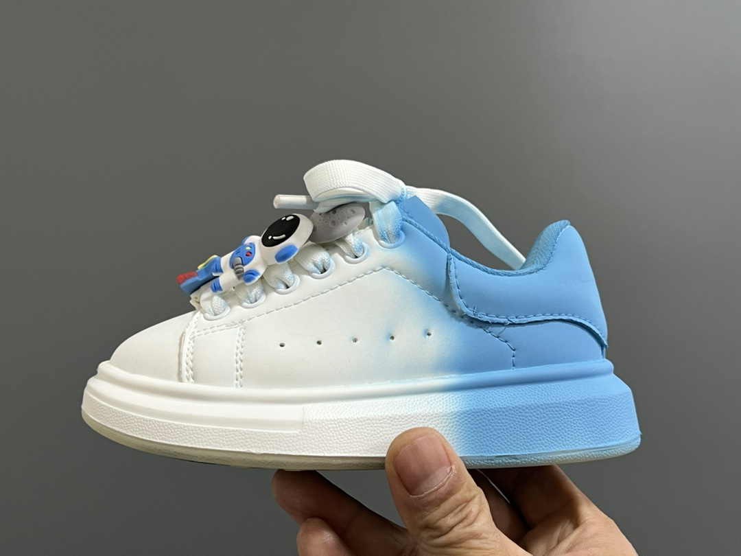 图片[4]-麦昆新款卡通魔术贴儿童板鞋 尺码：26-37码 精致可爱的小熊🐻挂件 经典麦昆款式❤️ 魔术贴设计，穿脱超级方便✌🏻 橡胶耐磨防滑大底✔️-选品中心