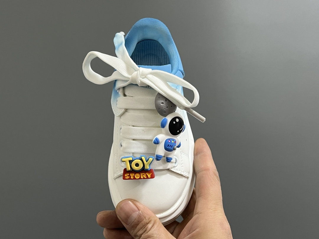 图片[8]-麦昆新款卡通魔术贴儿童板鞋 尺码：26-37码 精致可爱的小熊🐻挂件 经典麦昆款式❤️ 魔术贴设计，穿脱超级方便✌🏻 橡胶耐磨防滑大底✔️-选品中心