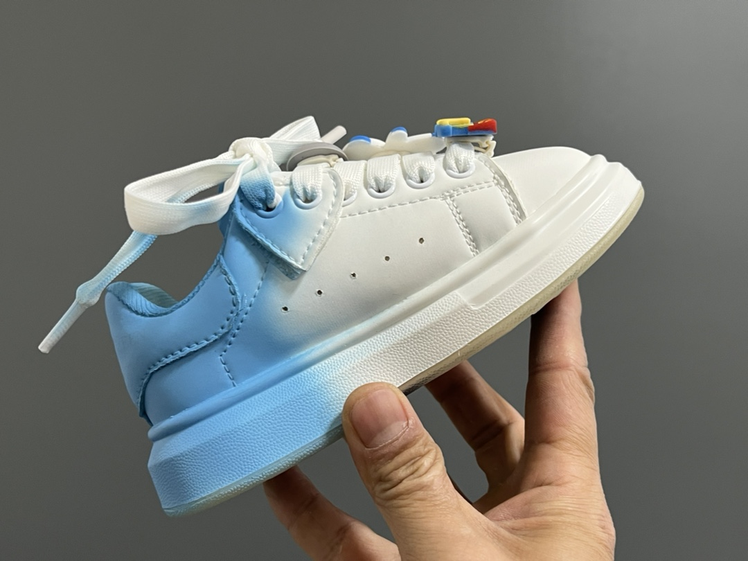 图片[6]-麦昆新款卡通魔术贴儿童板鞋 尺码：26-37码 精致可爱的小熊🐻挂件 经典麦昆款式❤️ 魔术贴设计，穿脱超级方便✌🏻 橡胶耐磨防滑大底✔️-选品中心