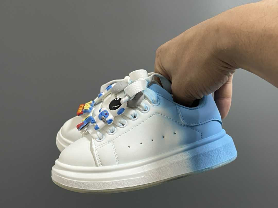 图片[2]-麦昆新款卡通魔术贴儿童板鞋 尺码：26-37码 精致可爱的小熊🐻挂件 经典麦昆款式❤️ 魔术贴设计，穿脱超级方便✌🏻 橡胶耐磨防滑大底✔️-选品中心