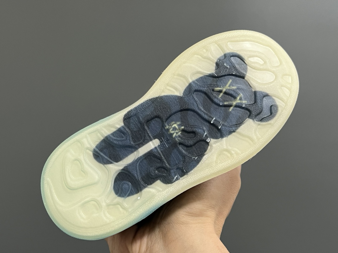 图片[5]-麦昆新款卡通魔术贴儿童板鞋 尺码：26-37码 精致可爱的小熊🐻挂件 经典麦昆款式❤️ 魔术贴设计，穿脱超级方便✌🏻 橡胶耐磨防滑大底✔️-选品中心