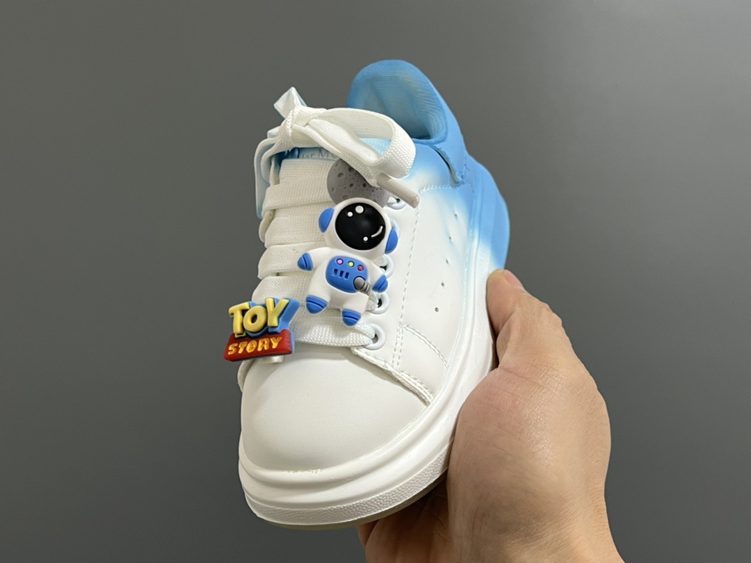 图片[3]-麦昆新款卡通魔术贴儿童板鞋 尺码：26-37码 精致可爱的小熊🐻挂件 经典麦昆款式❤️ 魔术贴设计，穿脱超级方便✌🏻 橡胶耐磨防滑大底✔️-选品中心