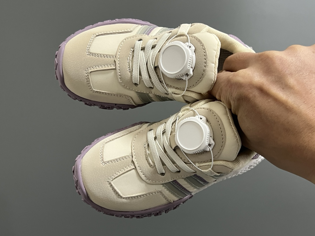 阿迪扣儿童老爹运动鞋 尺码：26-37码 经典三条纹锁扣❤️ 老爹款式设计，百搭又时髦🆒 优质面料拼接，质感满满💯 耐磨防滑轮胎底，脚感超赞👍🏻-选品中心