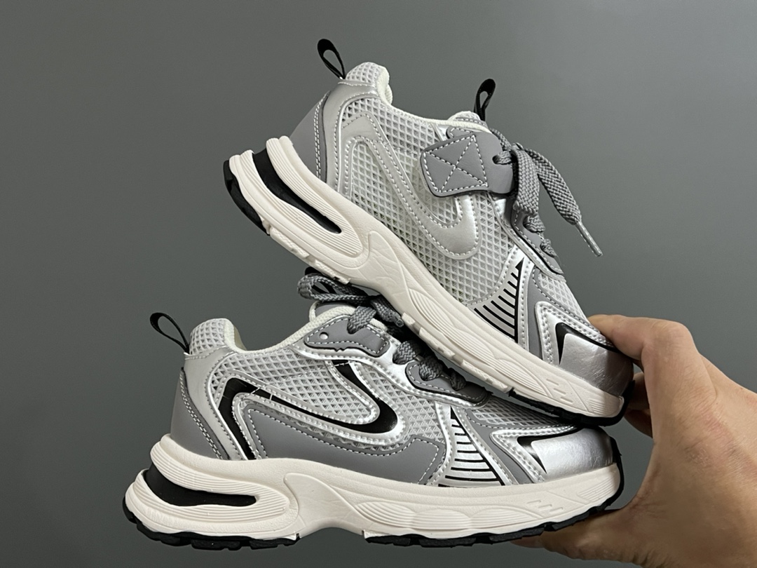 图片[9]-清仓价‼️‼️‼️ （不退不换，下单请注意⚠️） 巴家赵思露同款儿童亲子魔术贴老爹鞋 尺码：26-40（白银）26-38（银粉） 可爱的赵思露同款老爹 快来get✔️同款吧 透气性网面，舒适不闷脚☁️ 魔术贴设计，穿脱方便✌🏻 老爹款超级百搭❤️ 小脚麻麻可入🛒-选品中心