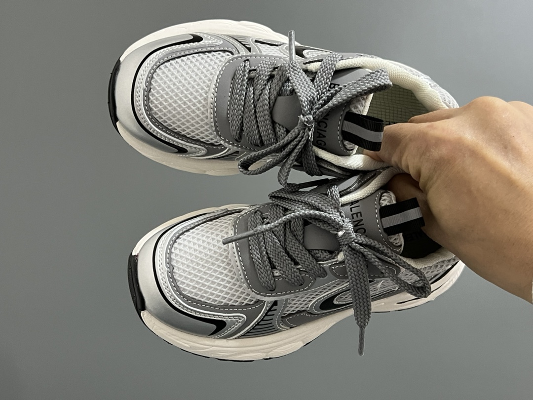 清仓价‼️‼️‼️ (不退不换,下单请注意⚠️) 巴家赵思露同款儿童亲子魔术贴老爹鞋 尺码:26-40(白银)26-38(银粉) 可爱的赵思露同款老爹 快来get✔️同款吧 透气性网面,舒适不闷脚☁️ 魔术贴设计,穿脱方便✌🏻 老爹款超级百搭❤️ 小脚麻麻可入🛒-选品中心