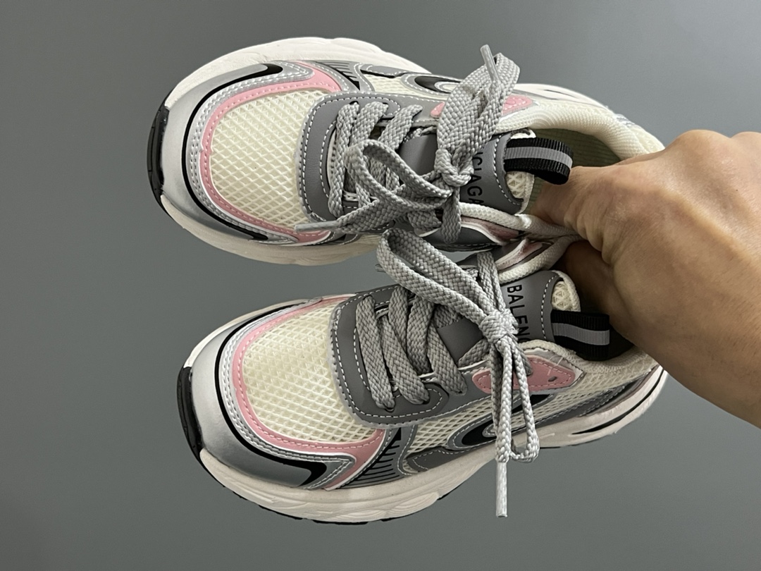 清仓价‼️‼️‼️ (不退不换,下单请注意⚠️) 巴家赵思露同款儿童亲子魔术贴老爹鞋 尺码:26-40(白银)26-38(银粉) 可爱的赵思露同款老爹 快来get✔️同款吧 透气性网面,舒适不闷脚☁️ 魔术贴设计,穿脱方便✌🏻 老爹款超级百搭❤️ 小脚麻麻可入🛒-选品中心