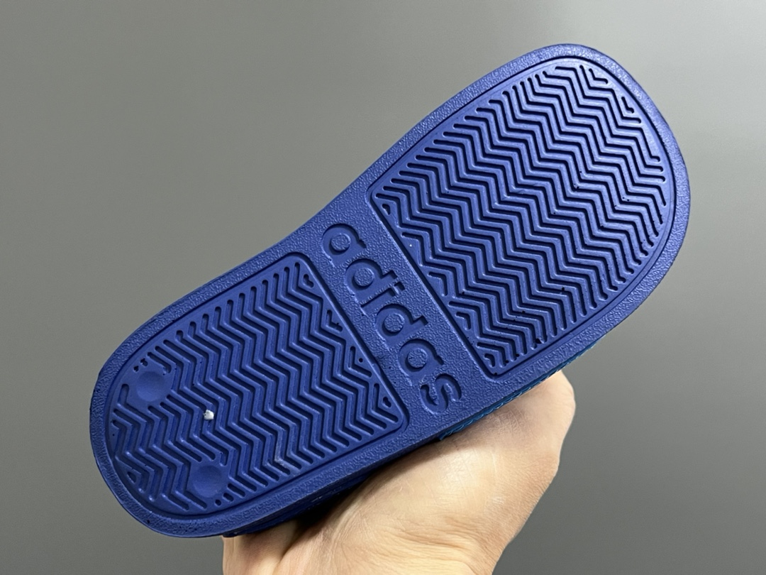 图片[5]-A家原单新款SANDAL沙滩儿童魔术贴凉鞋 尺码：26-35码 原单外贸订单❤️ 原厂鞋材鞋楦鞋盒🖤 超轻超薄超透气凉鞋☁️ 魔术贴设计，方便调节✔️ 海边沙滩露营，备一双都很方便✌🏻-选品中心