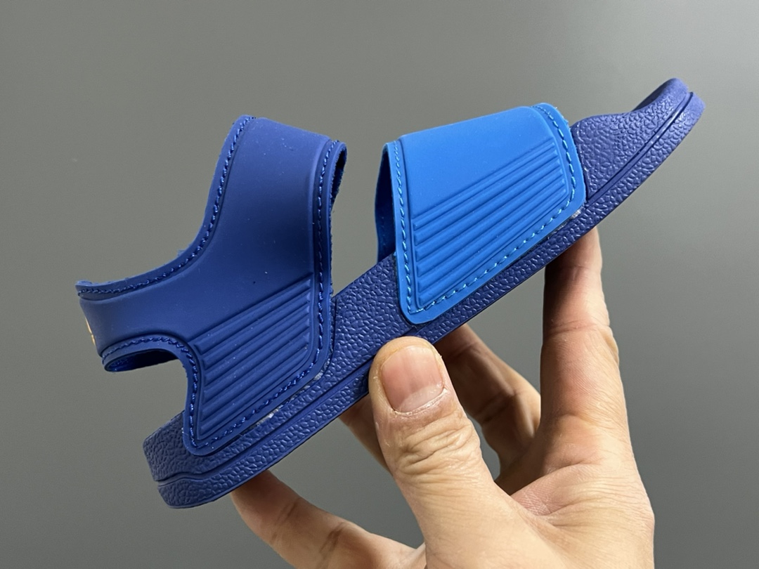 图片[6]-A家原单新款SANDAL沙滩儿童魔术贴凉鞋 尺码：26-35码 原单外贸订单❤️ 原厂鞋材鞋楦鞋盒🖤 超轻超薄超透气凉鞋☁️ 魔术贴设计，方便调节✔️ 海边沙滩露营，备一双都很方便✌🏻-选品中心