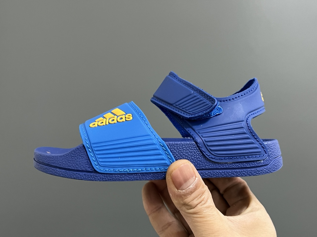 图片[4]-A家原单新款SANDAL沙滩儿童魔术贴凉鞋 尺码：26-35码 原单外贸订单❤️ 原厂鞋材鞋楦鞋盒🖤 超轻超薄超透气凉鞋☁️ 魔术贴设计，方便调节✔️ 海边沙滩露营，备一双都很方便✌🏻-选品中心