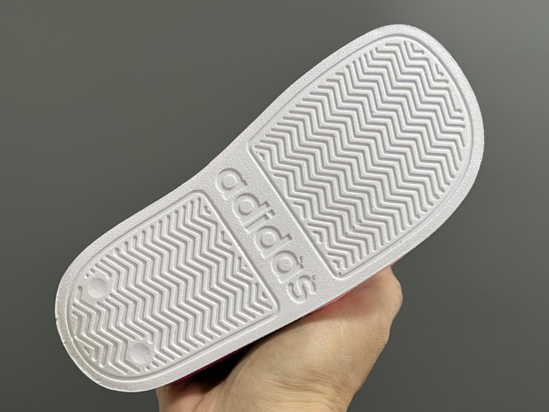 图片[5]-A家原单新款SANDAL沙滩儿童魔术贴凉鞋 尺码：26-35码 原单外贸订单❤️ 原厂鞋材鞋楦鞋盒🖤 超轻超薄超透气凉鞋☁️ 魔术贴设计，方便调节✔️ 海边沙滩露营，备一双都很方便✌🏻-选品中心