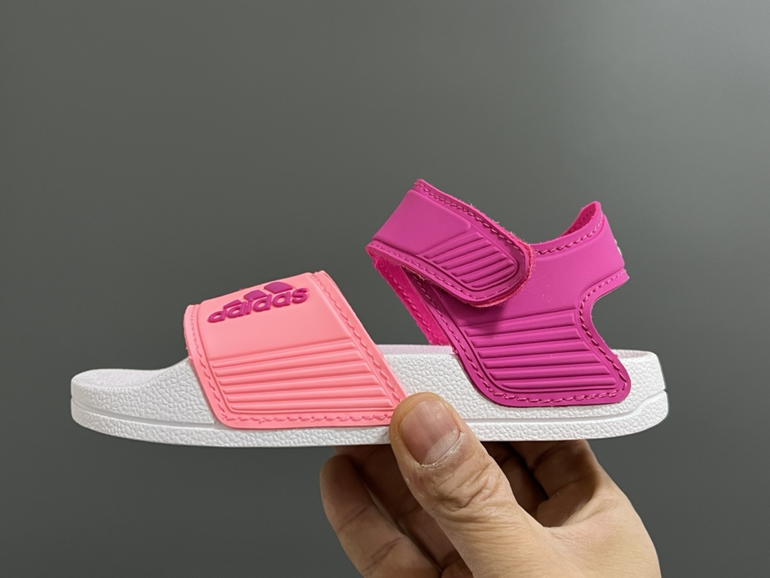 图片[4]-A家原单新款SANDAL沙滩儿童魔术贴凉鞋 尺码：26-35码 原单外贸订单❤️ 原厂鞋材鞋楦鞋盒🖤 超轻超薄超透气凉鞋☁️ 魔术贴设计，方便调节✔️ 海边沙滩露营，备一双都很方便✌🏻-选品中心