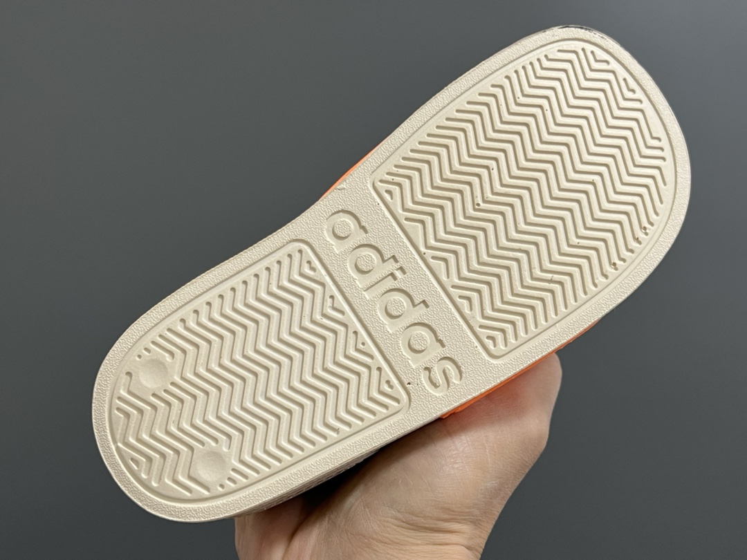 图片[5]-A家原单新款SANDAL沙滩儿童魔术贴凉鞋 尺码：26-35码 原单外贸订单❤️ 原厂鞋材鞋楦鞋盒🖤 超轻超薄超透气凉鞋☁️ 魔术贴设计，方便调节✔️ 海边沙滩露营，备一双都很方便✌🏻-选品中心