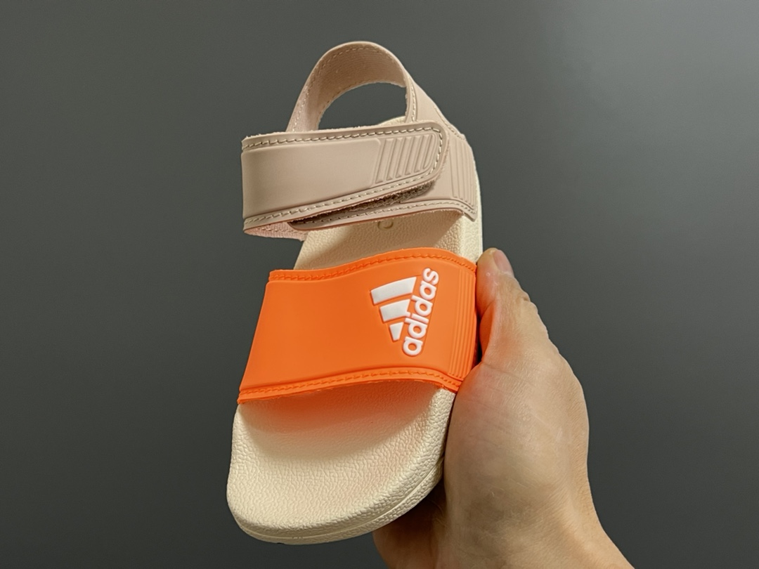 图片[3]-A家原单新款SANDAL沙滩儿童魔术贴凉鞋 尺码：26-35码 原单外贸订单❤️ 原厂鞋材鞋楦鞋盒🖤 超轻超薄超透气凉鞋☁️ 魔术贴设计，方便调节✔️ 海边沙滩露营，备一双都很方便✌🏻-选品中心