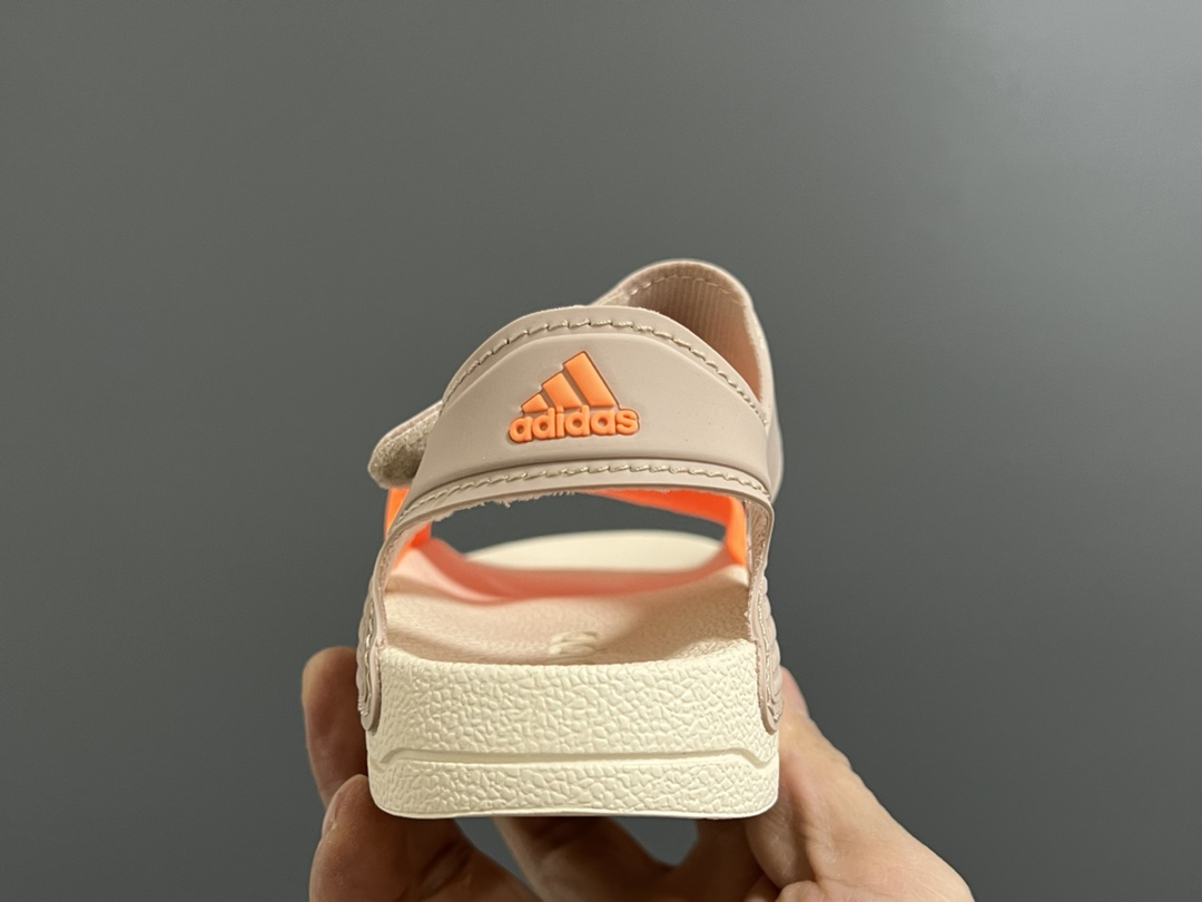 图片[7]-A家原单新款SANDAL沙滩儿童魔术贴凉鞋 尺码：26-35码 原单外贸订单❤️ 原厂鞋材鞋楦鞋盒🖤 超轻超薄超透气凉鞋☁️ 魔术贴设计，方便调节✔️ 海边沙滩露营，备一双都很方便✌🏻-选品中心