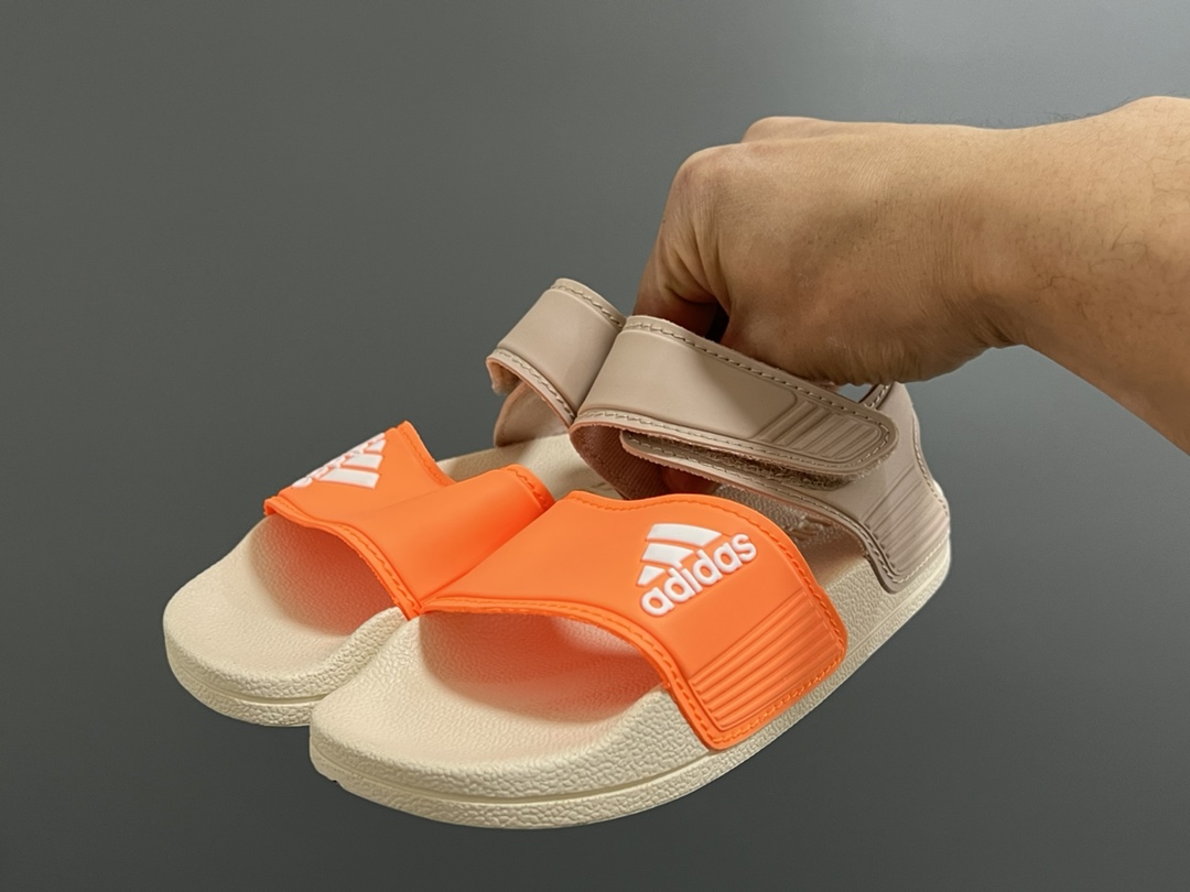 图片[2]-A家原单新款SANDAL沙滩儿童魔术贴凉鞋 尺码：26-35码 原单外贸订单❤️ 原厂鞋材鞋楦鞋盒🖤 超轻超薄超透气凉鞋☁️ 魔术贴设计，方便调节✔️ 海边沙滩露营，备一双都很方便✌🏻-选品中心