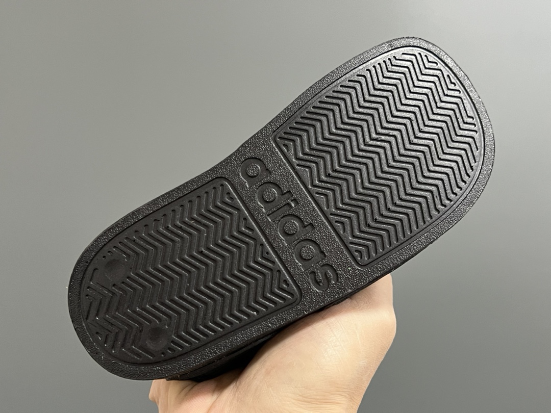 图片[5]-A家原单新款SANDAL沙滩儿童魔术贴凉鞋 尺码：26-35码 原单外贸订单❤️ 原厂鞋材鞋楦鞋盒🖤 超轻超薄超透气凉鞋☁️ 魔术贴设计，方便调节✔️ 海边沙滩露营，备一双都很方便✌🏻-选品中心