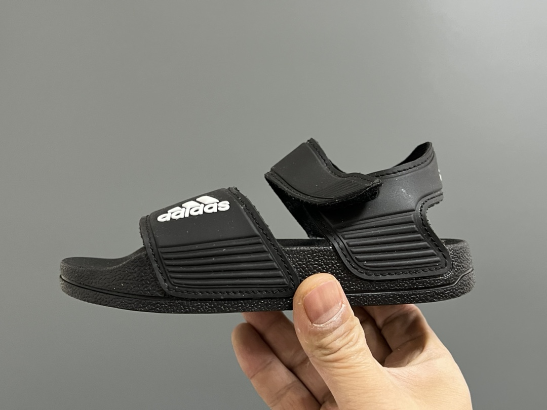 图片[4]-A家原单新款SANDAL沙滩儿童魔术贴凉鞋 尺码：26-35码 原单外贸订单❤️ 原厂鞋材鞋楦鞋盒🖤 超轻超薄超透气凉鞋☁️ 魔术贴设计，方便调节✔️ 海边沙滩露营，备一双都很方便✌🏻-选品中心