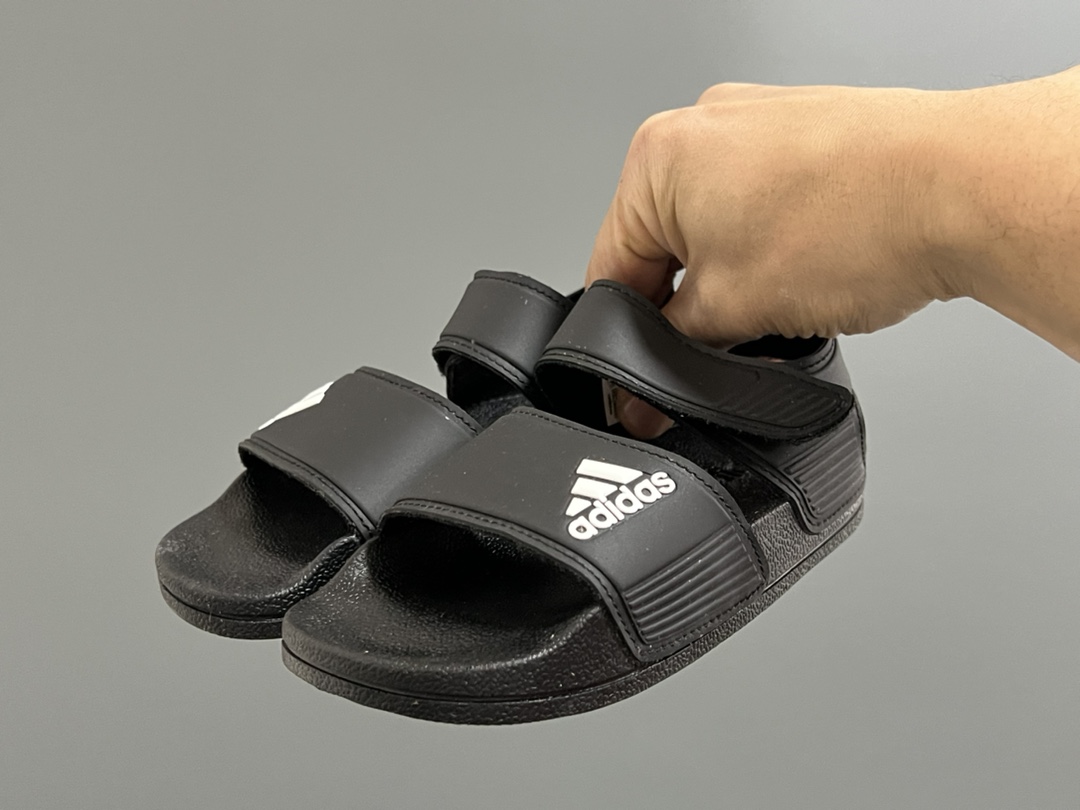 图片[2]-A家原单新款SANDAL沙滩儿童魔术贴凉鞋 尺码：26-35码 原单外贸订单❤️ 原厂鞋材鞋楦鞋盒🖤 超轻超薄超透气凉鞋☁️ 魔术贴设计，方便调节✔️ 海边沙滩露营，备一双都很方便✌🏻-选品中心