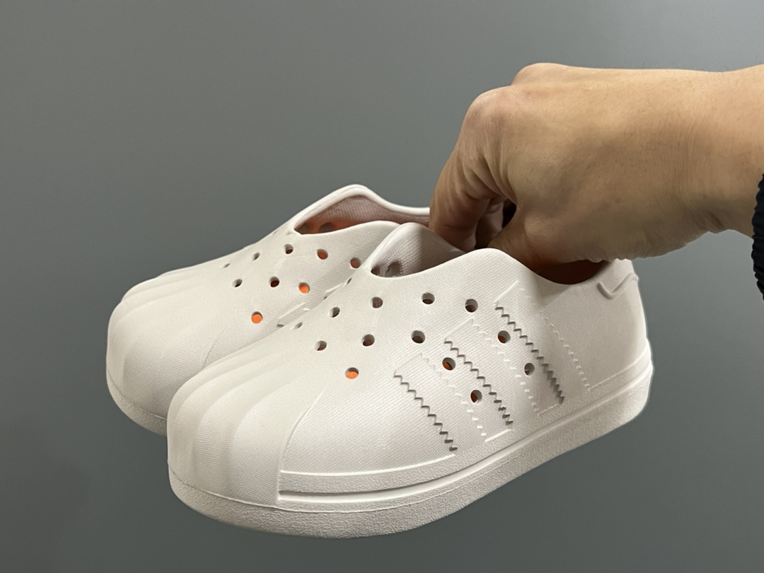 图片[2]-A家丑萌洞洞一脚蹬儿童凉鞋 尺码：24-37码 丑萌丑萌的小可爱凉鞋😍 透气孔设计，舒适不闷脚☁️ 附赠一对鞋垫，方便清洗✌🏻 一体成型工艺，全身无胶👍🏻-选品中心