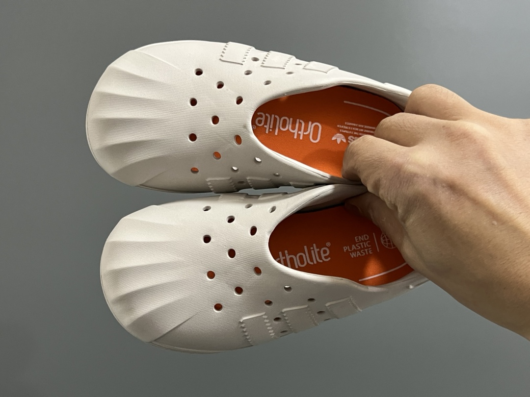 A家丑萌洞洞一脚蹬儿童凉鞋 尺码：24-37码 丑萌丑萌的小可爱凉鞋😍 透气孔设计，舒适不闷脚☁️ 附赠一对鞋垫，方便清洗✌🏻 一体成型工艺，全身无胶👍🏻-选品中心