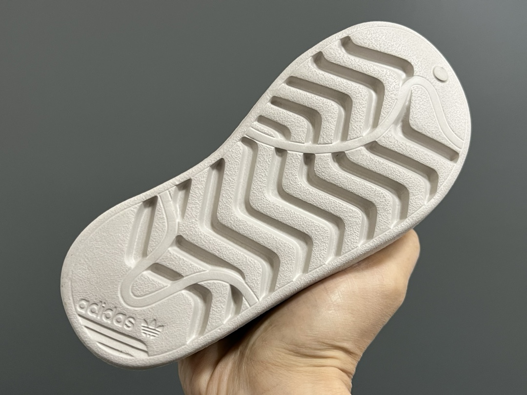 图片[5]-A家丑萌洞洞一脚蹬儿童凉鞋 尺码：24-37码 丑萌丑萌的小可爱凉鞋😍 透气孔设计，舒适不闷脚☁️ 附赠一对鞋垫，方便清洗✌🏻 一体成型工艺，全身无胶👍🏻-选品中心