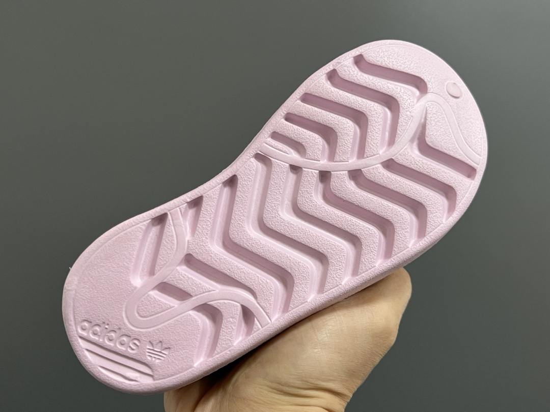 图片[5]-A家丑萌洞洞一脚蹬儿童凉鞋 尺码：24-37码 丑萌丑萌的小可爱凉鞋😍 透气孔设计，舒适不闷脚☁️ 附赠一对鞋垫，方便清洗✌🏻 一体成型工艺，全身无胶👍🏻-选品中心