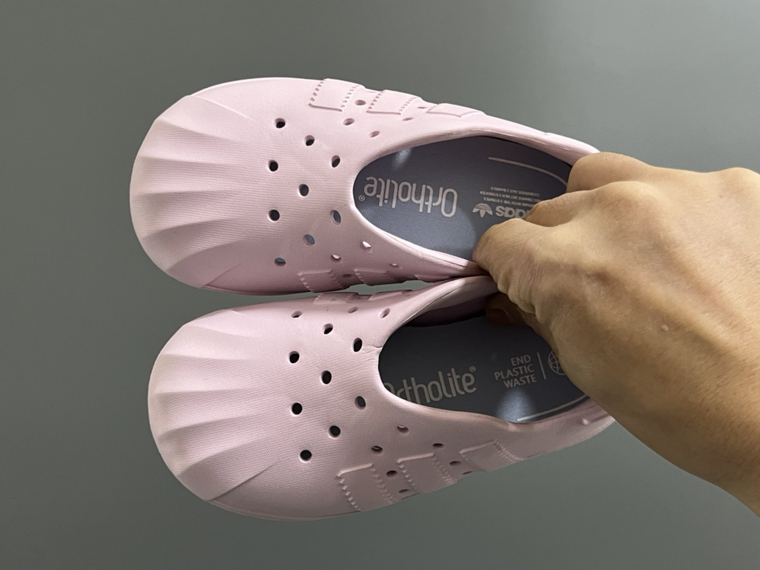 A家丑萌洞洞一脚蹬儿童凉鞋 尺码：24-37码 丑萌丑萌的小可爱凉鞋😍 透气孔设计，舒适不闷脚☁️ 附赠一对鞋垫，方便清洗✌🏻 一体成型工艺，全身无胶👍🏻-选品中心