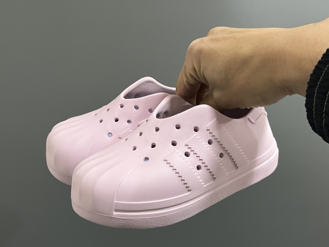 图片[2]-A家丑萌洞洞一脚蹬儿童凉鞋 尺码：24-37码 丑萌丑萌的小可爱凉鞋😍 透气孔设计，舒适不闷脚☁️ 附赠一对鞋垫，方便清洗✌🏻 一体成型工艺，全身无胶👍🏻-选品中心