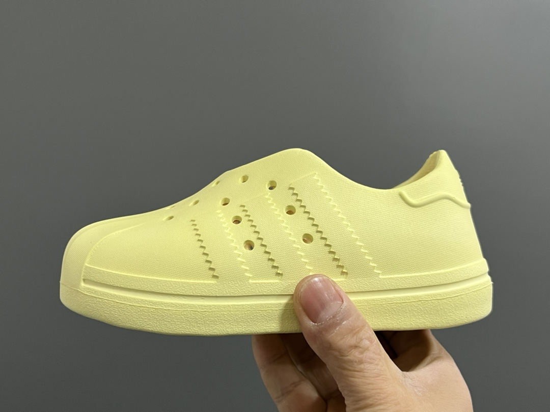 图片[4]-A家丑萌洞洞一脚蹬儿童凉鞋 尺码：24-37码 丑萌丑萌的小可爱凉鞋😍 透气孔设计，舒适不闷脚☁️ 附赠一对鞋垫，方便清洗✌🏻 一体成型工艺，全身无胶👍🏻-选品中心