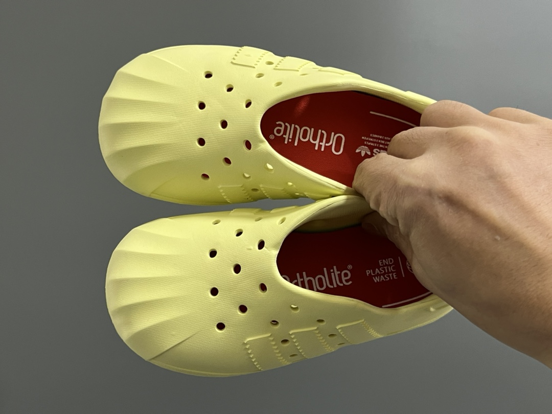 A家丑萌洞洞一脚蹬儿童凉鞋 尺码：24-37码 丑萌丑萌的小可爱凉鞋😍 透气孔设计，舒适不闷脚☁️ 附赠一对鞋垫，方便清洗✌🏻 一体成型工艺，全身无胶👍🏻-选品中心