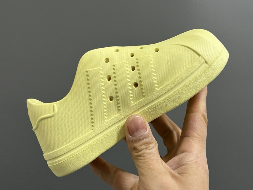 图片[6]-A家丑萌洞洞一脚蹬儿童凉鞋 尺码：24-37码 丑萌丑萌的小可爱凉鞋😍 透气孔设计，舒适不闷脚☁️ 附赠一对鞋垫，方便清洗✌🏻 一体成型工艺，全身无胶👍🏻-选品中心