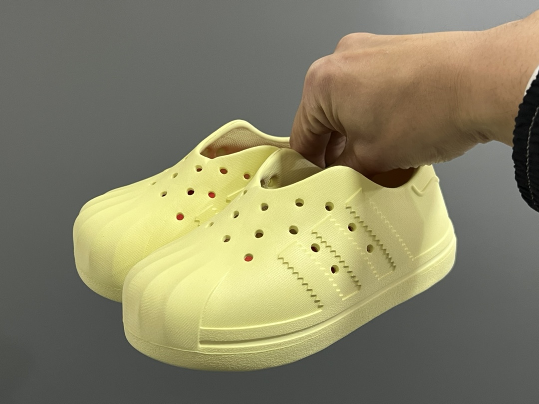 图片[2]-A家丑萌洞洞一脚蹬儿童凉鞋 尺码：24-37码 丑萌丑萌的小可爱凉鞋😍 透气孔设计，舒适不闷脚☁️ 附赠一对鞋垫，方便清洗✌🏻 一体成型工艺，全身无胶👍🏻-选品中心