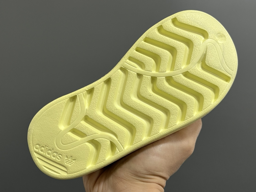 图片[5]-A家丑萌洞洞一脚蹬儿童凉鞋 尺码：24-37码 丑萌丑萌的小可爱凉鞋😍 透气孔设计，舒适不闷脚☁️ 附赠一对鞋垫，方便清洗✌🏻 一体成型工艺，全身无胶👍🏻-选品中心