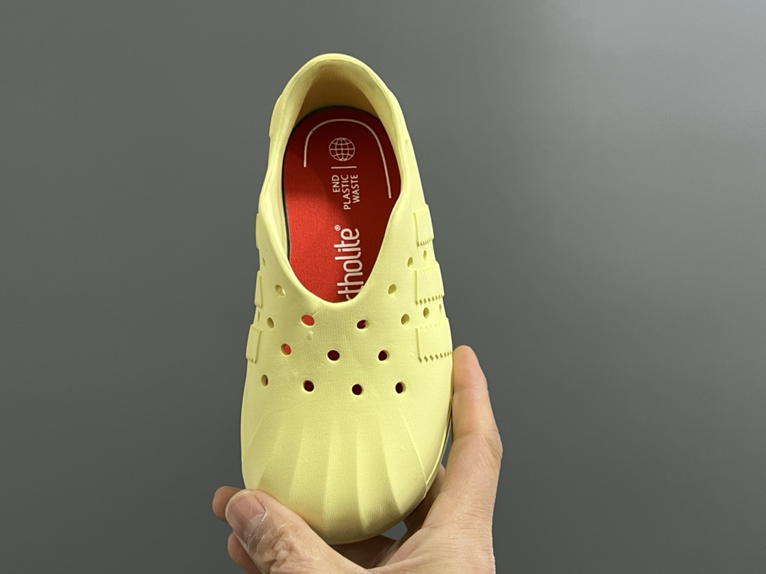 图片[8]-A家丑萌洞洞一脚蹬儿童凉鞋 尺码：24-37码 丑萌丑萌的小可爱凉鞋😍 透气孔设计，舒适不闷脚☁️ 附赠一对鞋垫，方便清洗✌🏻 一体成型工艺，全身无胶👍🏻-选品中心