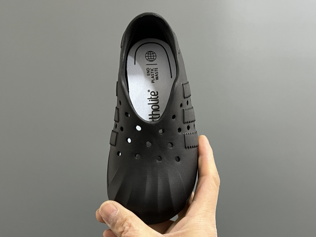 图片[8]-代理‼️‼️‼️ A家丑萌洞洞一脚蹬儿童凉鞋 尺码：24-37码 丑萌丑萌的小可爱凉鞋😍 透气孔设计，舒适不闷脚☁️ 附赠一对鞋垫，方便清洗✌🏻 一体成型工艺，全身无胶👍🏻-选品中心